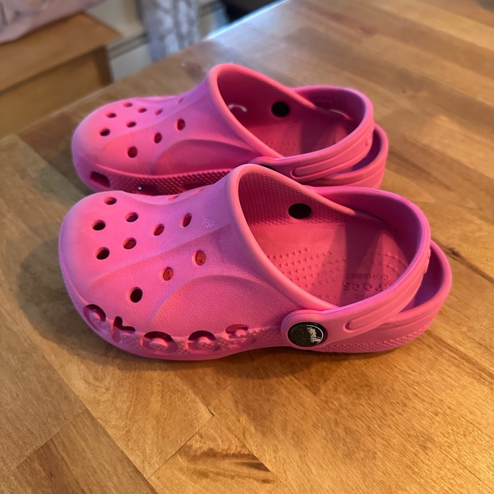 Toddler pink crocs 11